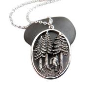 Collana in argento sterling 925 raffigurante il Bigfoot nella foresta. Piccoli pini Sasquatch. Ciondolo con avvistamento del Bigfoot. Gioiello da regalo per amanti della natura e dell'aria aperta |