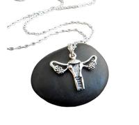 Collana in argento sterling 925 raffigurante l'utero, parte del corpo, ovaie, organi riproduttivi, ciondolo anatomico, scienza medica, ostetricia e ginecologia, anatomia umana | con catena da 18