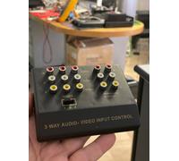 Commutatore AUDIO VIDEO PASSIVO RCA A 3 CANALl, CON 2 USCITE STEREO Nuovo