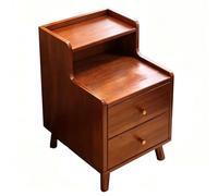 Comodino in stile medievale con doppi cassetti profondi e ripiani aperti, angoli arrotondati, base rialzata, perfetto per mobili da camera da letto