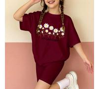 Completo casual da ragazza pre-adolescente, composto da una maglietta a maniche corte con collo tondo, morbida e comoda, in stampa floreale semplice ed elegante color borgogna, e pantaloncini aderenti