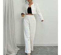 Completo da donna composto da giacca corta con maniche lunghe e pantaloni a gamba dritta, in un set di abito bianco. La giacca ha un collo rotondo, una linea dorata alla moda e decorazioni con bottoni