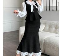 Completo da donna elegante in stile vintage, composto da top con colletto quadrato, spalline, bottoni in perla, arricciature e vita segnata, abbinato a una gonna lunga a sirena con inserti in pizzo, a