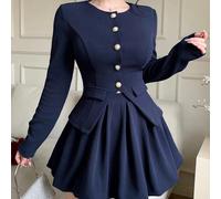 Completo da donna in maglia blu navy, composto da una giacca con collo rotondo, maniche lunghe, chiusura monopetto con bottoni in perla, vita segnata, spacchi sul fondo, tasche finte, e una minigonna