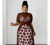 Completo da donna taglie forti, composto da una blusa lunga marrone cioccolato in pizzo e trasparente con maniche a palloncino e un pantalone a gamba ampia a pois, un outfit casual vintage elegante pe