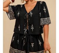 Completo da donna taglie forti con top a stampa floreale e pantaloncini con fiocco. Il comodo set a due pezzi è adatto a varie occasioni, tra cui vacanze estive, vacanze al mare, gite in città, stile 