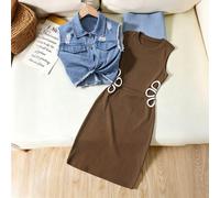 Completo da ragazza tween a 2 pezzi: Abito canotta in maglia nera con schiena traforata e gilet di jeans sfrangiato, outfit casual da pendolare. Completo casual versatile: top corto arricciato blu lav