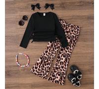 Completo di top a maniche lunghe lavorato a maglia con collo rotondo e plissettatura a zig-zag nero e pantaloni a zampa con stampa leopardata per ragazze giovani. Il top e i pantaloni sono un set di d