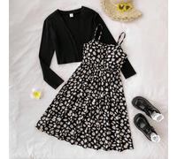 Completo elegante e casual da ragazza pre-adolescente, composto da un cardigan lavorato a maglia con rouches in colore viola tinta unita e un vestito corto con bretelline a stampa floreale piccola, ad