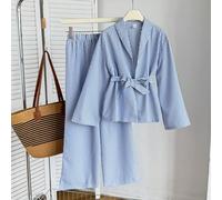 Completo elegante e casual per ragazza pre-adolescente, composto da giacca a camicia con colletto e cintura in vita a righe blu e bianche, e pantaloni a vita alta e rilassati. Adatto per tutte le stag