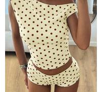 Completo estivo da donna a pois marroni e gialli stile anni '90, ideale per le vacanze, con top asimmetrico con volant sulle spalle e pantaloncini, perfetto per i festival di musica country degli anni