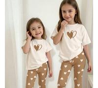 Completo per ragazze giovani in bianco crema e cachi, con stampa minimalista e dolce a forma di cuore, con cerbiatto carino. Maglietta a maniche corte e leggings morbidi e comodi, adatti per primavera