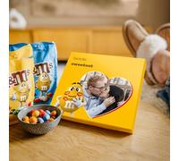 Confezione Regalo M&M's Personalizzata con Nome o Messaggio - Regalo di Cioccolato per Compleanno con M&M's Personalizzati e Due Tavolette di Cioccolato da 315 grammi