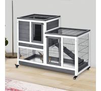 Conigliera da Interno in Legno di Abete con Ruote, Vassoi Estraibili e Casetta per Conigli con Rampa, 110x50x88 cm, Grigio e Bianco Descrizione:La gabbia per coniglietti di PawHut offre uno spazio con