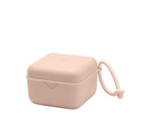 Contenitore per ciuccio BIBS con cordino. Supporto per ciuccio e contenitore per la sterilizzazione. Materiale approvato per uso alimentare 100% senza BPA. Prodotto in Danimarca. Blush