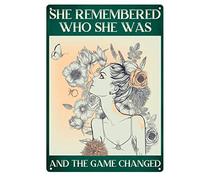 Contrence Targa in metallo vintage con scritta in lingua inglese "She Remembered Who She was and The Game Changed", decorazione da parete, per casa, ristorante, bagno, 15 x 20 cm