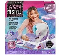 Cool Maker Stitch 'N Style Fashion Studio , Macchina da Cucire per bambini e bambine , Filo da cucire pre-inserito, tessuto e stampe ad acqua , Giochi creativi per bambini e bambine dagli 8 anni
