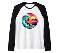 Cool Sasquatch sulla tavola da Surf con Tramonto Tropicale e Onde Maglia con Maniche Raglan