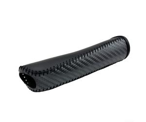 Copertura per freno a mano per la maggior parte dei veicoli, realizzata in microfibra PU con texture sottile per una maggiore interazione con l'operatore e armonia interna (nero+nero+nero)