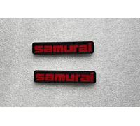 Coppia 2 Targhette Rosso Laterale Suzuki Samurai Fregio Logo