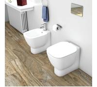 Coppia sanitari filomuro bianco alpino in ceramica con sedile - One | RAK Ceramics