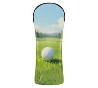 Copritesta per mazze da golf con etichette intercambiabili n. per driver ibridi in legno fairway, primo piano di una pallina da golf su un tee in un campo da golf