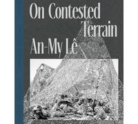 Copublished by Aperture and Carnegie Museum An-My Lê: On Contested (Tascabile)