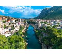 CORFOTO Paesaggio Urbano Ponte Vecchio di Mostar con Architettura Ottomana Fiume Colline Verdi Cielo Blu Bosnia Erzegovina 1.5x1m Sfondo Poliestere per Fotografia