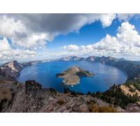 CORFOTO Sfondo in Tessuto 3.5x2.5m Lago del Cratere Caldera Vulcanica con Acqua Profondamente Blu, Isola del Mago e Cime Rocciose per Splendida Fotografia di Paesaggio Naturale