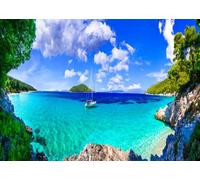 CORFOTO Tessuto 1.5x1.2m Baia Turchese Greca Sfondo Barca a Vela nel Mare Blu Cristallino con Scogliere di Pini Sfondo Fotografico per Festa a Tema Vacanze Mediterranee Accessori Foto