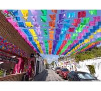 CORFOTO Tessuto 2.1x1.5m Sfondo Strada Messicana Bandiere Papel Picado Colorate Edifici Vibranti Insegna "Viva Mexico" Sfondo Fotografico per Decorazioni di Festa a Tema Fiesta Accessori Foto