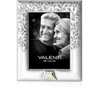 Cornice portafoto di valenti. Cornice in argento bilaminato e retro in legno con albero della vita per 50° anniversario di matrimonio. Le dimensioni sono 18x24 cm. La referenza è 657 5l
