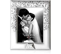 Cornice portafoto di valenti. Cornice in argento bilaminato e retro in legno con albero della vita per 25° anniversario di matrimonio. Le dimensioni sono 18x24 cm. La referenza è 656 5l