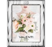 Cornice portafoto di valenti. Cornice portafoto in argento laminato e retro in legno. Ideale per nozze d'argento. Le dimensioni sono 15x20 cm. La referenza è 51077 4xl