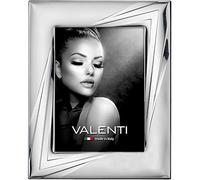 Cornice portafoto di Valenti. Cornice portafoto in Argento Laminato e Retro in Legno. Le Dimensioni Sono 13x18 cm. La referenza è 52036 4l