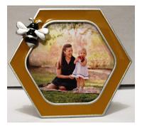 Cornice portafoto in giallo e argento con ape volante su un nido d'ape, EXP 2.5X 2.5