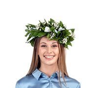 Corona di alloro per laurea con roselline bianche stabilizzate - corona di laurea tradizionale in alloro fresco decorata con roselline stabilizzate, fatta a mano in Italia