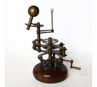 Cosmos Museum Antico sistema solare Orrery - Decorazione vintage artigianale con pianeti in movimento - un regalo senza tempo per gli appassionati di spazio e scienza, perfetto per gli amanti dello