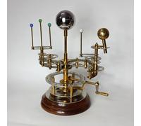 Cosmos Museum Brass Frame Orrery - Modello di sistema solare funzionale artigianale | Tellurione di lusso con ingranaggi di precisione per gli appassionati di astronomia, decorazione per la casa e