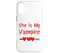 Costume divertente per Halloween con scritta in lingua inglese "She Is My Vampire", unisex, per donne Custodia per iPhone 16 Plus
