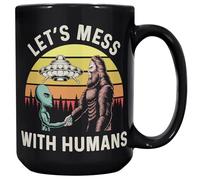 Coveted Goods Tazza divertente Bigfoot & Alien - Let's Mess With Humans - Tazza da caffè nera 425,2 g - regalo UFO criptidico per credenti - Tazza umoristica Sasquatch e Alien