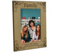 CREATCABIN Cornice Foto Famiglia in Legno Dove La Vita Inizia e L'Amore Non Finisce Mai Cornice Foto in Legno Massello Orizzontale Montabile A Parete in PVC Alta Definizione Decorazioni 16.8 x 21.8cm