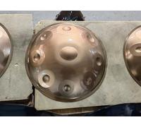 CruSio 432 Hz Handpan Steel Drum 9 Note 22 Pollici '' Performer D'Oro '' in D Minore con Supporto per Le Mani, Custodia per Mani, Mazze Durevoli e Tessuto Senza Polvere