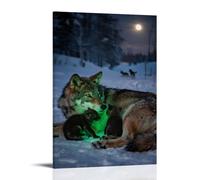 Cuccioli di lupo che si nascondono tra le braccia della madre, luce verde tremolante nella notte innevata, con lupi che ululano in lontananza, decorazione da parete moderna da appendere, stampa