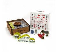 Cucitù, Kit cucito in legno, accessori sartoria con spilli e aghi, filo da cucito, spole in 6 colori, trecce per rammendo, attaccabottoni e lana, centimetro da sarto, gomitoli per rammendo, forbici