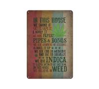 CUIYMXSC Targa in latta con scritta in lingua inglese "In This House We Smoke It Eat It Vape It Apply It" - We Believe In Weed Wall Art - Targa da parete per la casa, 20,3 x 30,5 cm