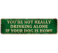 CUIYMXSC Targa in metallo con scritta in lingua inglese "You're Not Really Drinking Alone If Your Dog is Home", graziosa decorazione rustica da parete, decorazione per cani, decorazione per cani