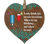 Cuore in legno da appendere con scritta "I Only Drink Gin in ", set regalo - cuori in legno scuro, divertente regalo di compleanno, da appendere intorno a un gin miniature gin, set regalo, targhette