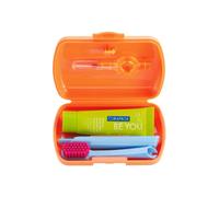 Curaprox Travel Set Orange Cofanetti spazzolino pieghevole CS 5460 Ultra Soft 1 pz. + dentifricio Be You Explorer Apple & Aloe 10 ml + spazzolino interdentale 2 pz. + porta spazzolino interdentale 1 pz.