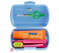 Curaprox Travel Set Blue cofanetto: spazzolino pieghevole CS 5460 Ultra Soft 1 pz + dentifricio Be You Pure Happiness Peach & Apricot 10 ml + spazzolino interdentale 2 pz + porta spazzolino interdentale 1 pz